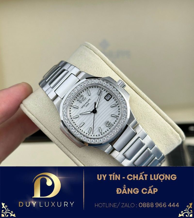 Đồng hồ Patek Philippe Nautilus 7010 vàng trắng viền kim cương